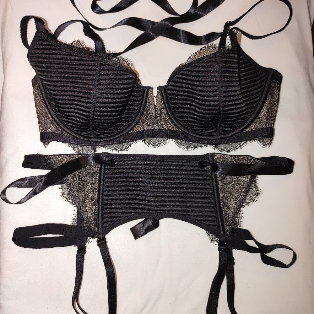 Victoria's Secret Dream Angels Balconette Bra & Garter Set Black Lace 36C M/L